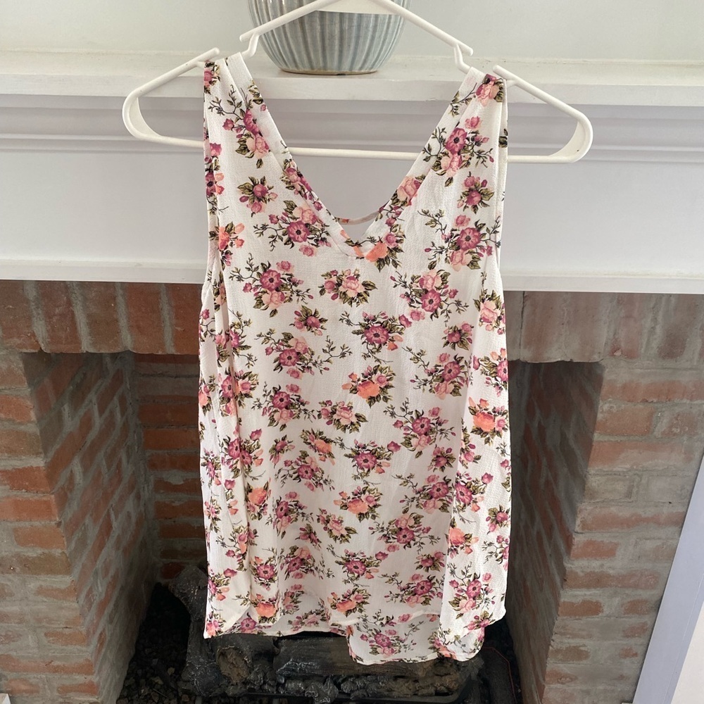 𝅺Grayson Threads White Floral V Neck Tank with Lace Up Back Size Medium